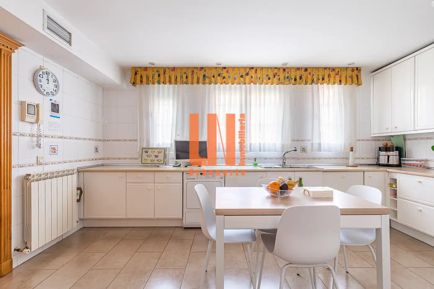Cocina de Casa adosada en venta en Madrid con Aire acondicionado, Calefacción y Jardín privado