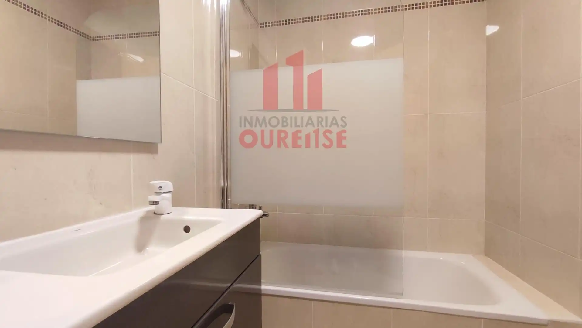 Bany de Pis en venda en San Cibrao das Viñas amb Calefacció, Traster i Balcó