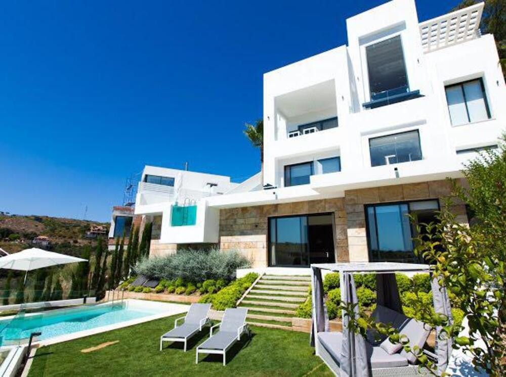 Vista exterior de Casa o xalet de lloguer en Marbella amb Jardí privat, Terrassa i Traster