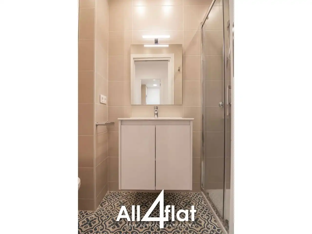 Bathroom of Flat for rent in Barcelona  with Air Conditioner and Alarm