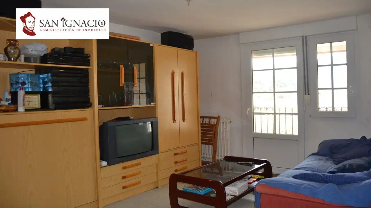 Sala d'estar de Finca rústica en venda en Merindad de Valdivielso amb Calefacció, TV i Balcó