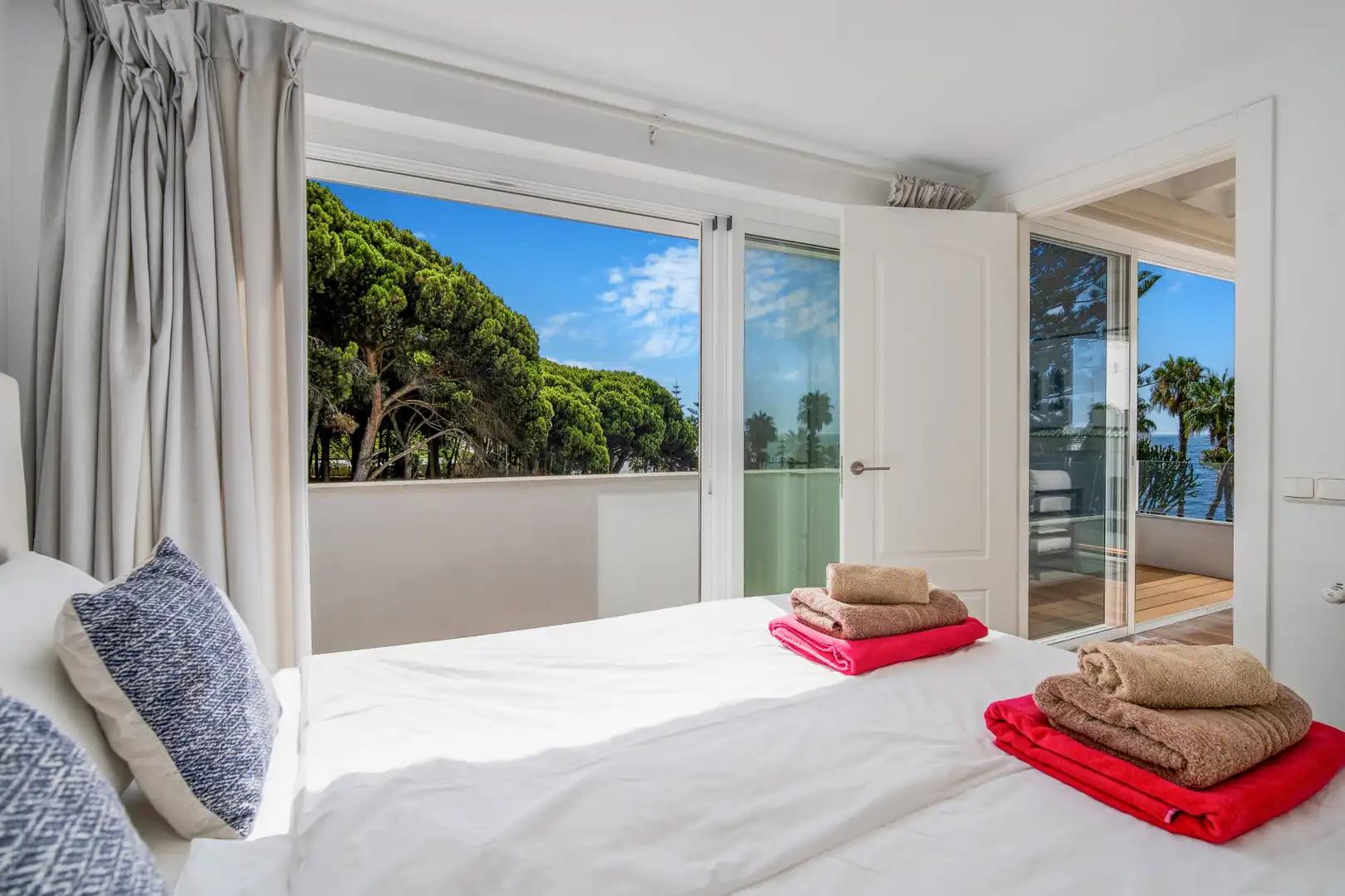 Dormitori de Casa adosada en venda en Marbella amb Aire condicionat, Jardí privat i Terrassa