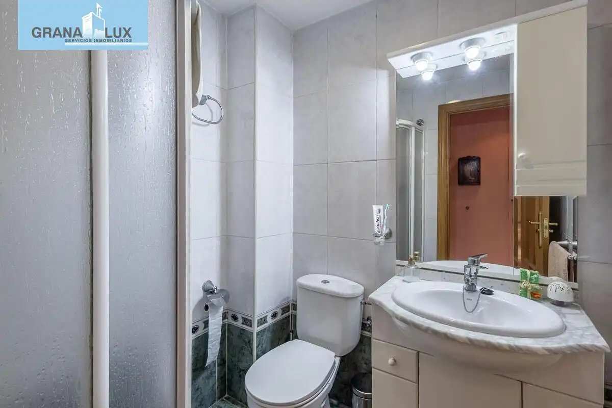 Bathroom of Flat for sale in Granada  with Air Conditioner, Heating and Terrace