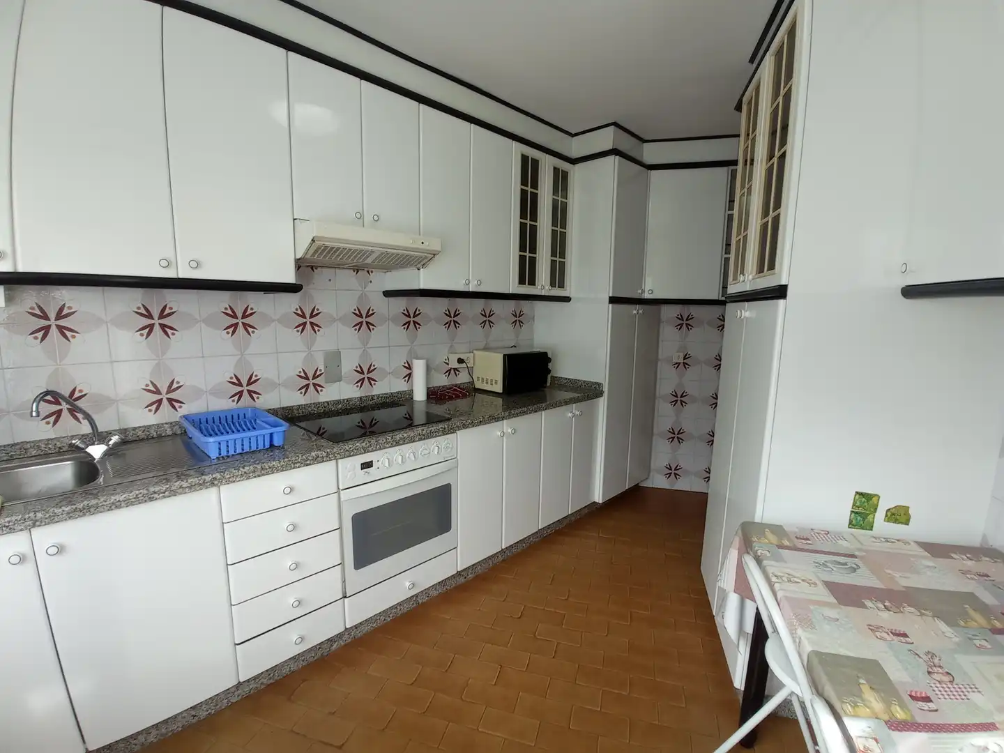Cuina de Pis de lloguer en Pontevedra Capital  amb Calefacció, Parquet i Moblat