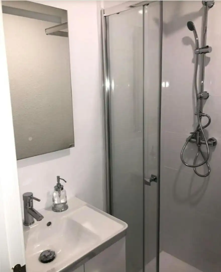 Baño de Piso para compartir en Valencia con Amueblado y Lavadora