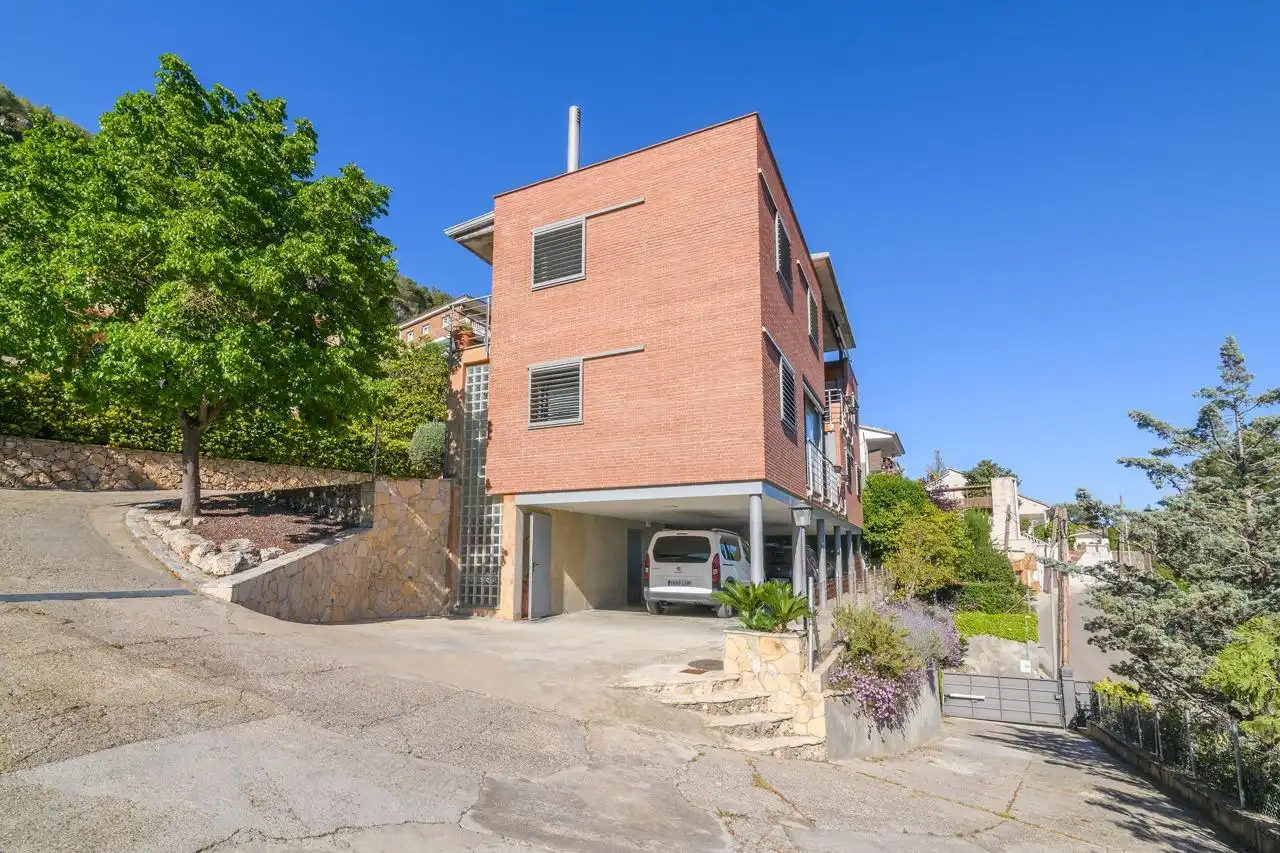 Vista exterior de Casa o chalet en venta en Vallirana con Aire acondicionado y Balcón