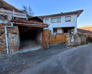 Vista exterior de Finca rústica en venda en Quirós amb Jardí privat i Terrassa