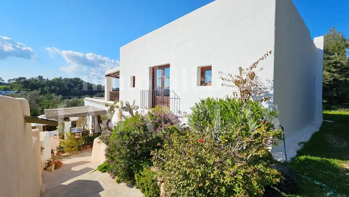 Vista exterior de Finca rústica en venda en Santa Eulària des Riu amb Calefacció, Terrassa i Traster