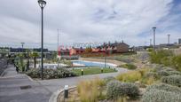 Vista exterior de Casa adosada en venda en Boadilla del Monte amb Aire condicionat, Terrassa i Piscina