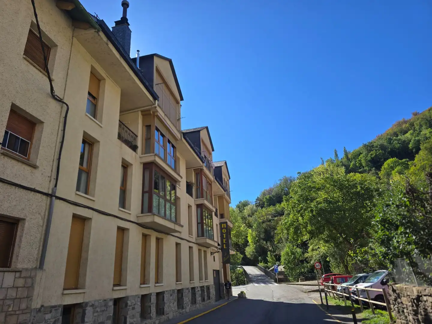 Vista exterior de Pis en venda en Broto, Huesca