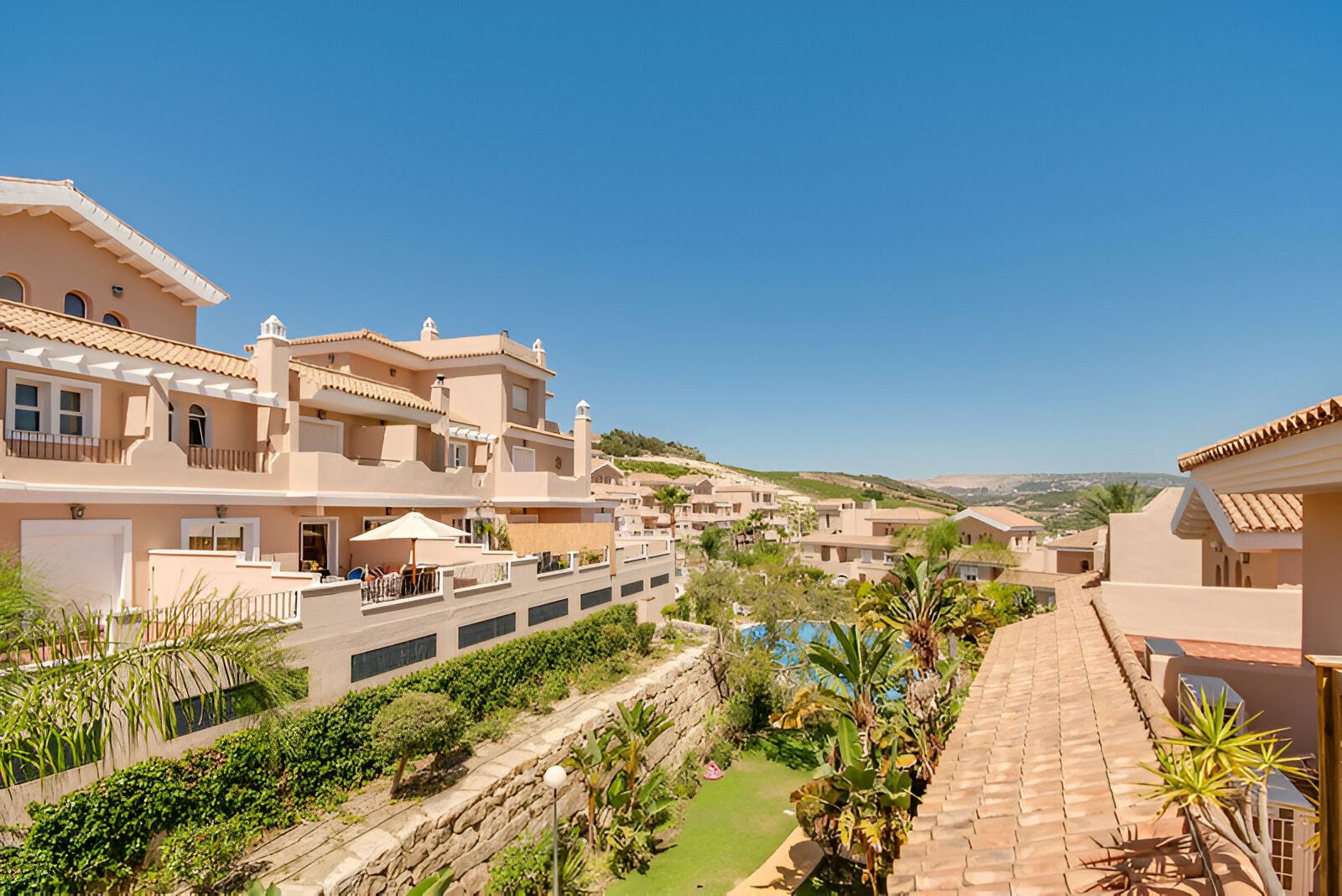 Vista exterior de Casa adosada en venda en Manilva amb Aire condicionat, Terrassa i Traster