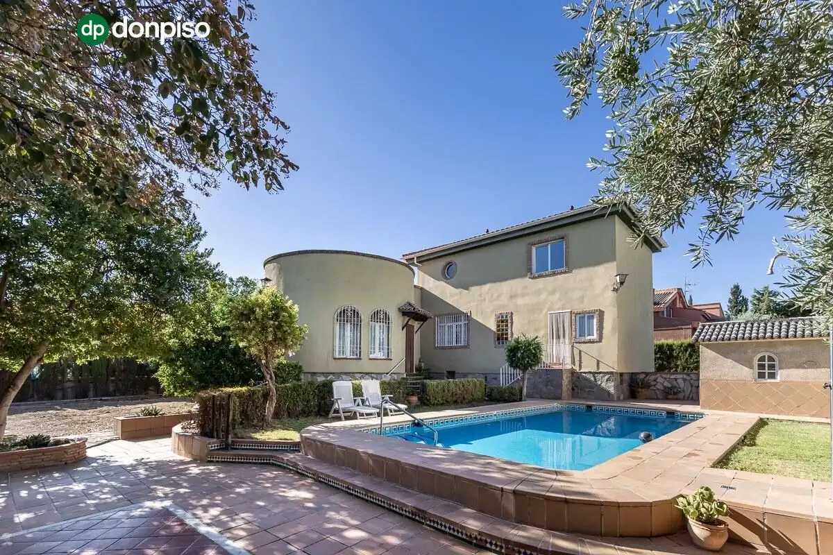 Chalet con piscina en venta en Calle del Arache 5