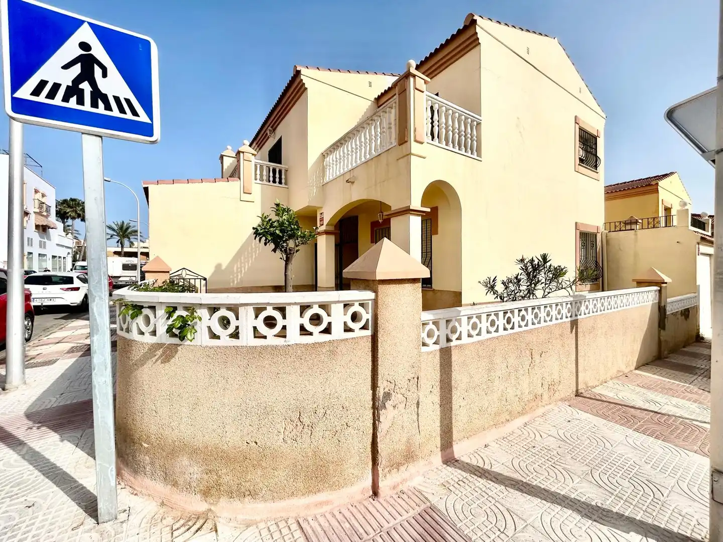 Vista exterior de Casa adosada en venta en Roquetas de Mar con Jardín privado, Terraza y Horno