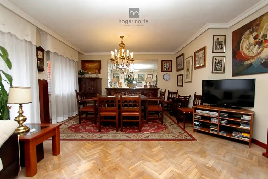 Sala d'estar de Pis en venda en San Sebastián de los Reyes amb Calefacció, Jardí privat i Parquet