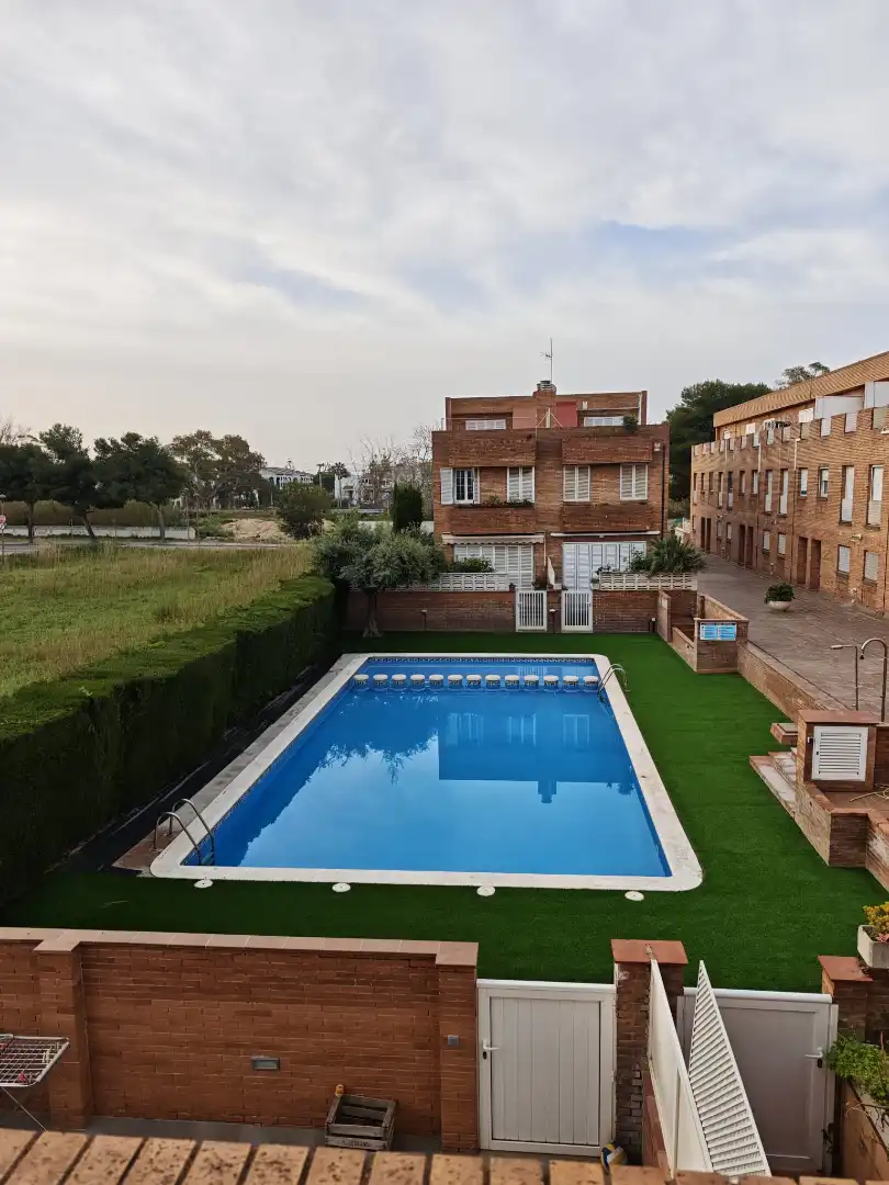 Schwimmbecken von Einfamilien-Reihenhaus zum Verkauf in Cubelles mit Klimaanlage, Heizung und Privatgarten