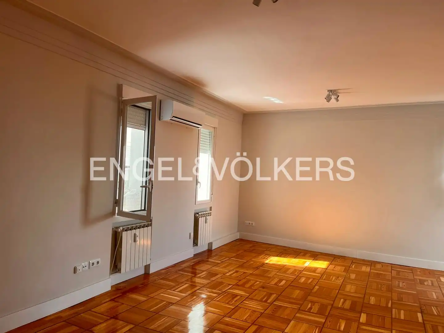 Living room of Flat for rent in Madrid  with Air Conditioner and Heating