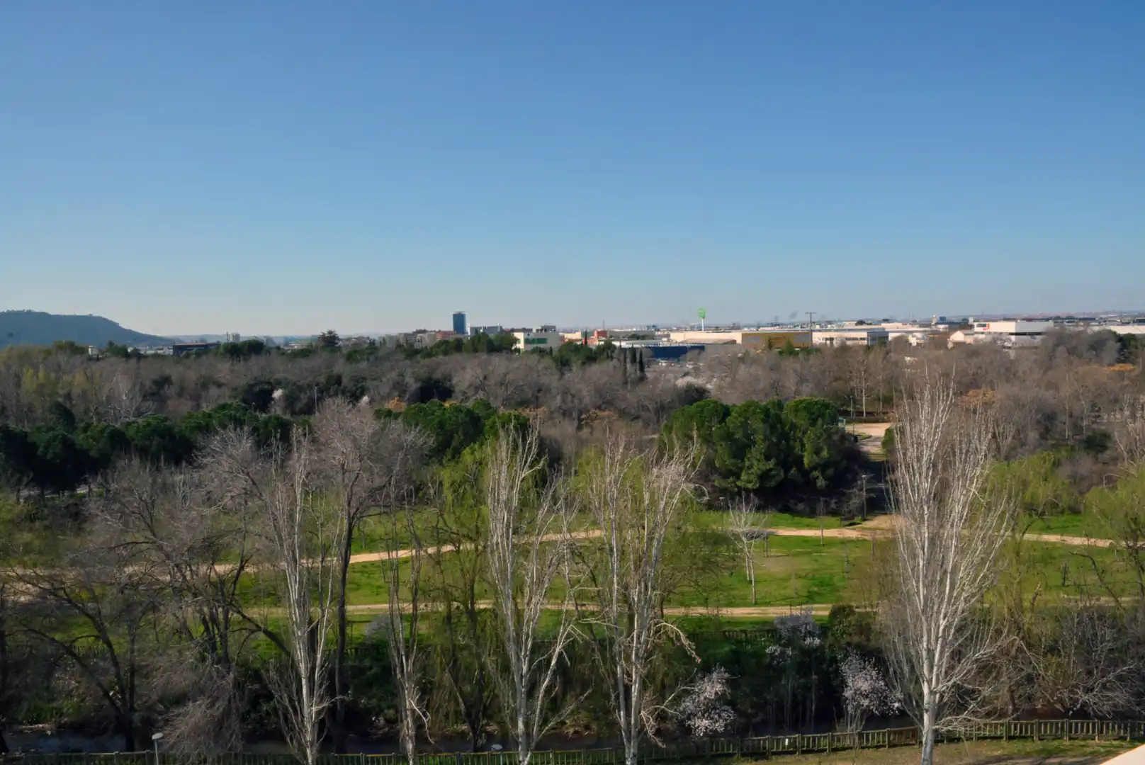 Vista exterior de Pis en venda en Alcalá de Henares amb Calefacció, Terrassa i Piscina
