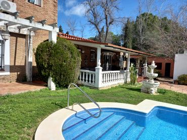 Villa con piscina in vendita a Urbanizacion Retiro II 1
