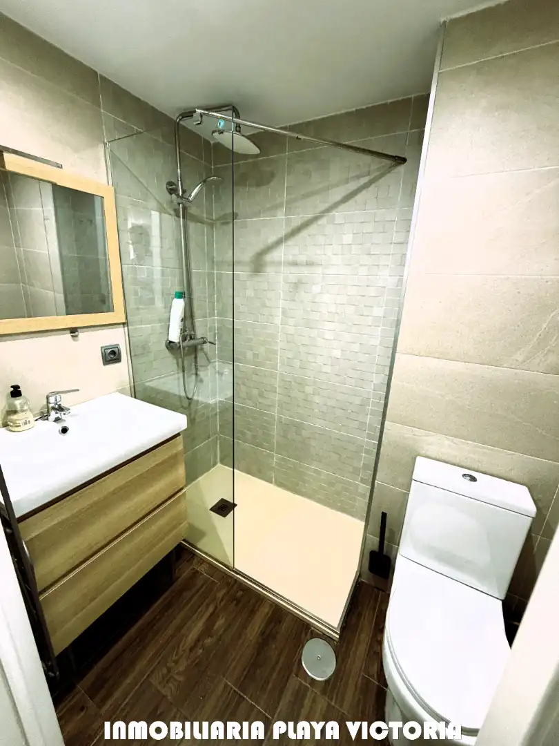 Bathroom of Flat for sale in Cádiz  with Air Conditioner, Oven and Washing machine