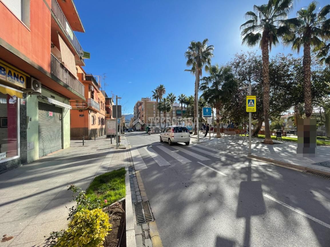 Vista exterior de Local en venda en Motril