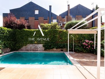 Casa aparellada amb piscina en venda a Calle VENUS