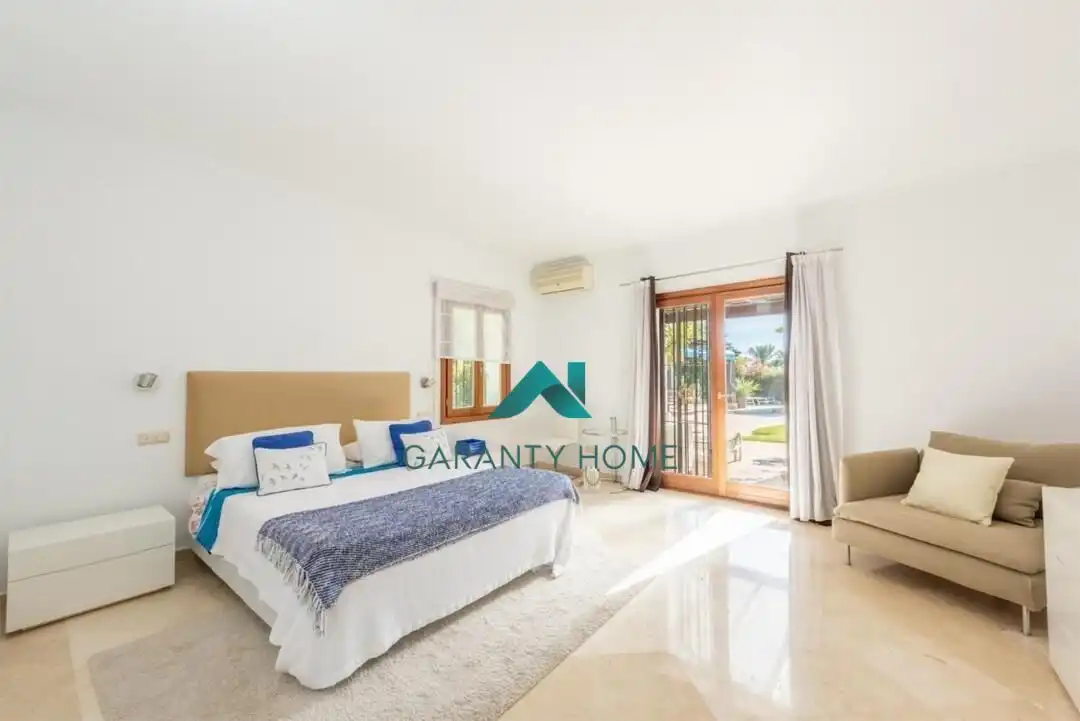 Dormitori de Casa o xalet en venda en Marbella amb Aire condicionat, Calefacció i Jardí privat