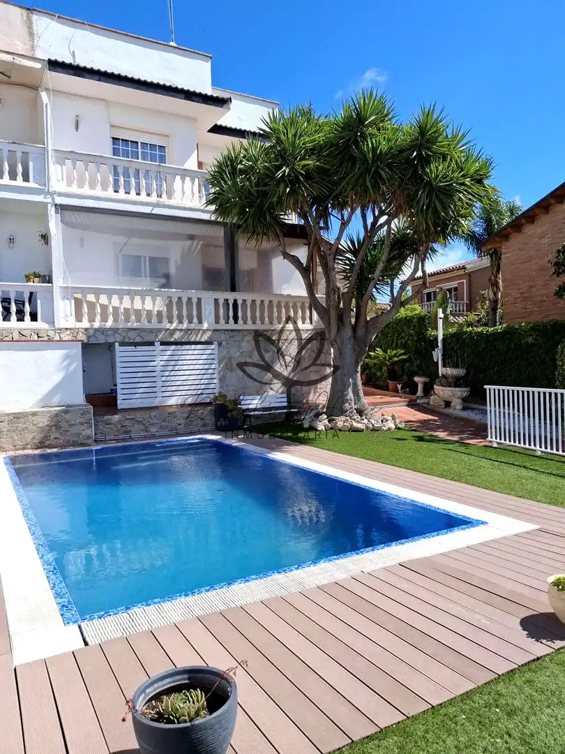 Schwimmbecken von Einfamilien-Reihenhaus zum Verkauf in Castelldefels mit Klimaanlage, Heizung und Privatgarten