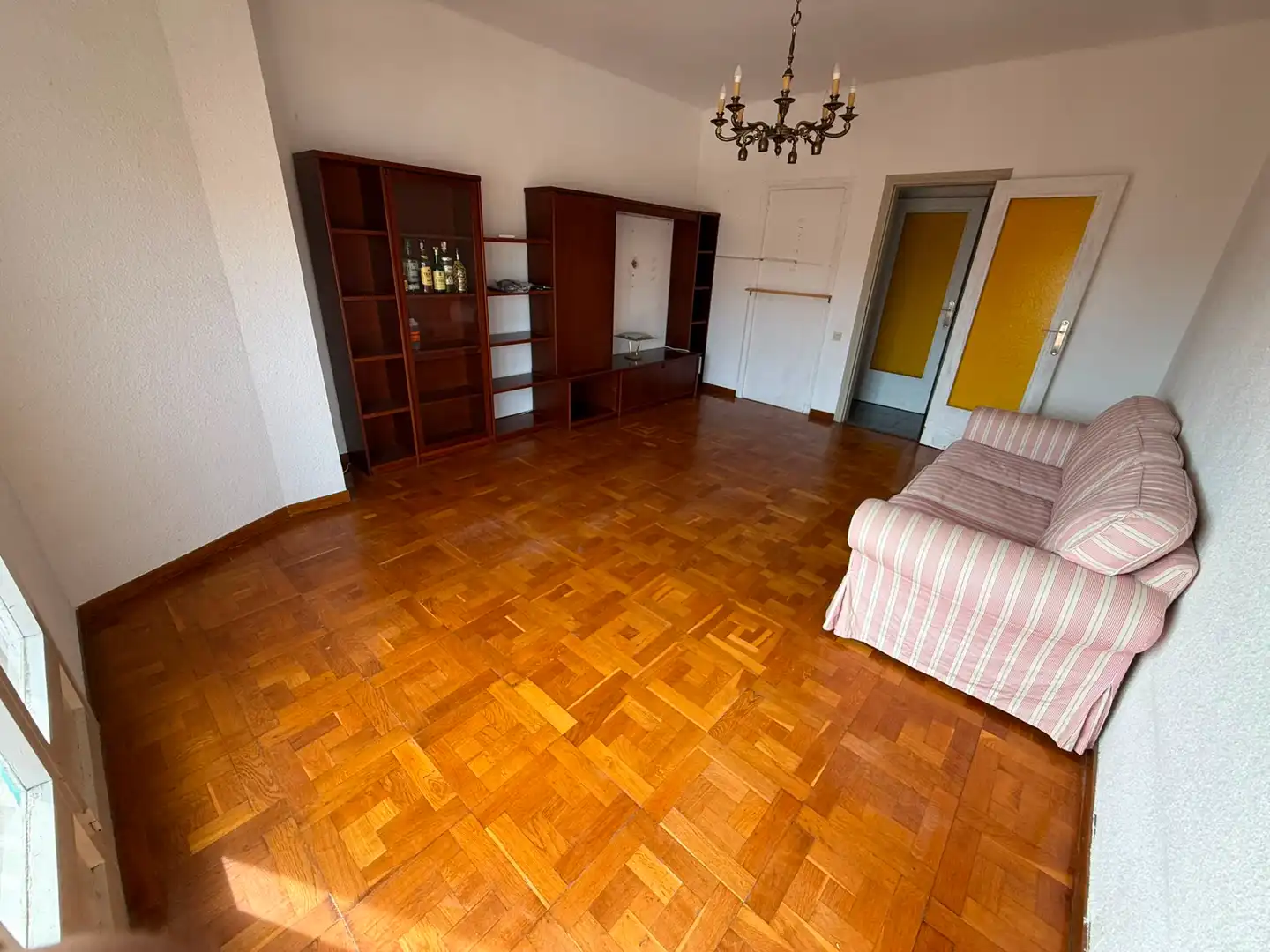 Sala d'estar de Pis en venda en Cornellà de Llobregat amb Aire condicionat, Parquet i Balcó