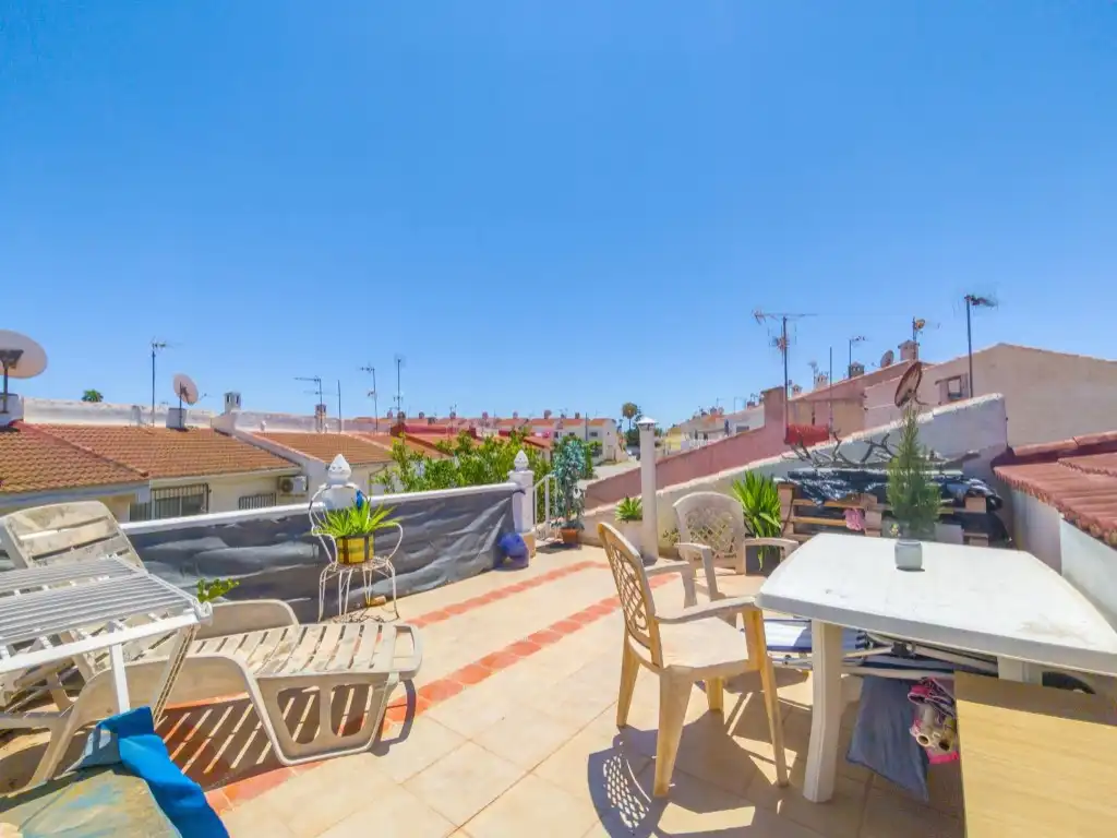 Terrasse von Haus oder Chalet zum Verkauf in Torrevieja mit Klimaanlage, Privatgarten und Möbliert