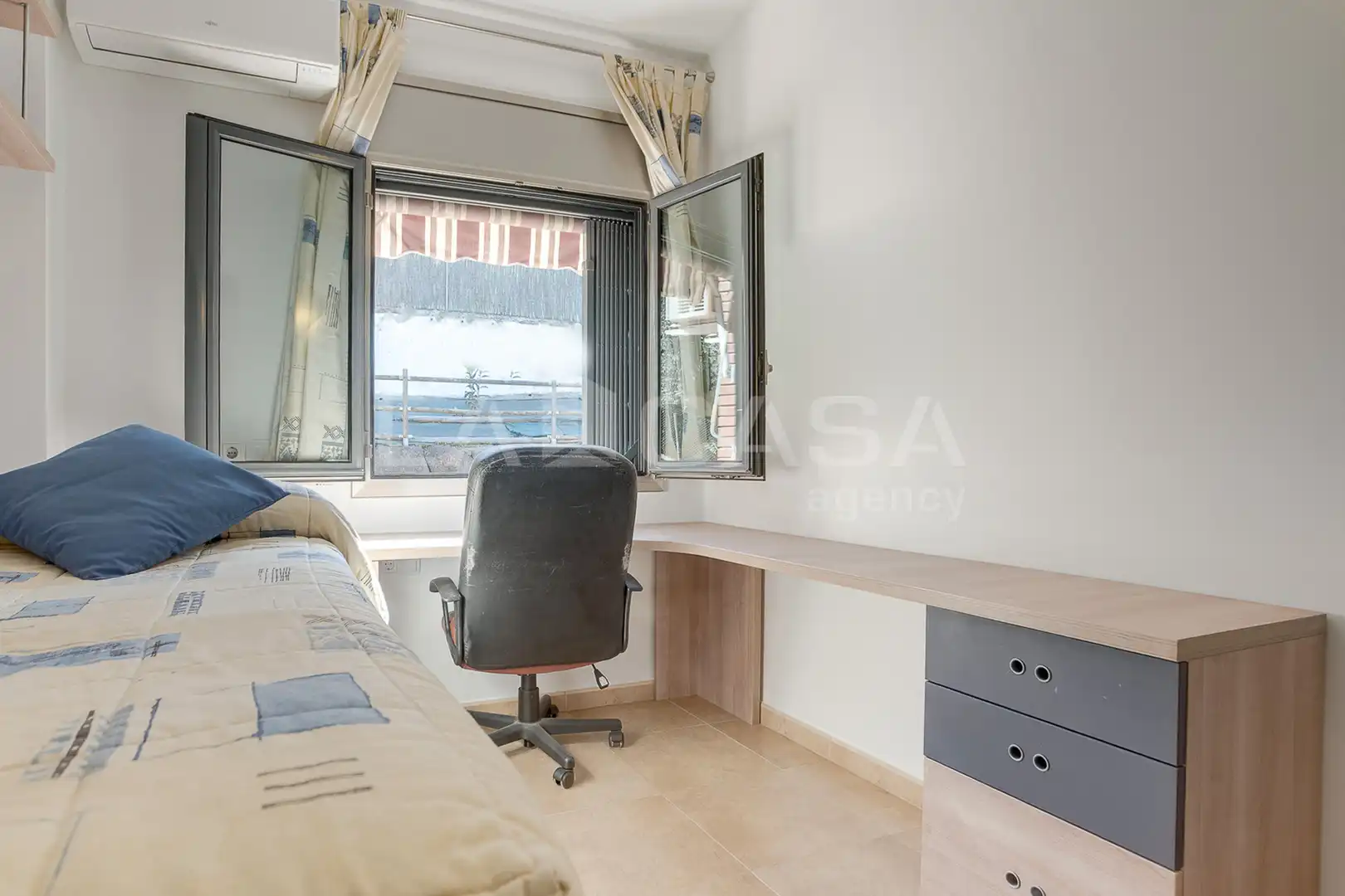 Dormitori de Casa adosada en venda en Montornès del Vallès amb Calefacció, Terrassa i Traster