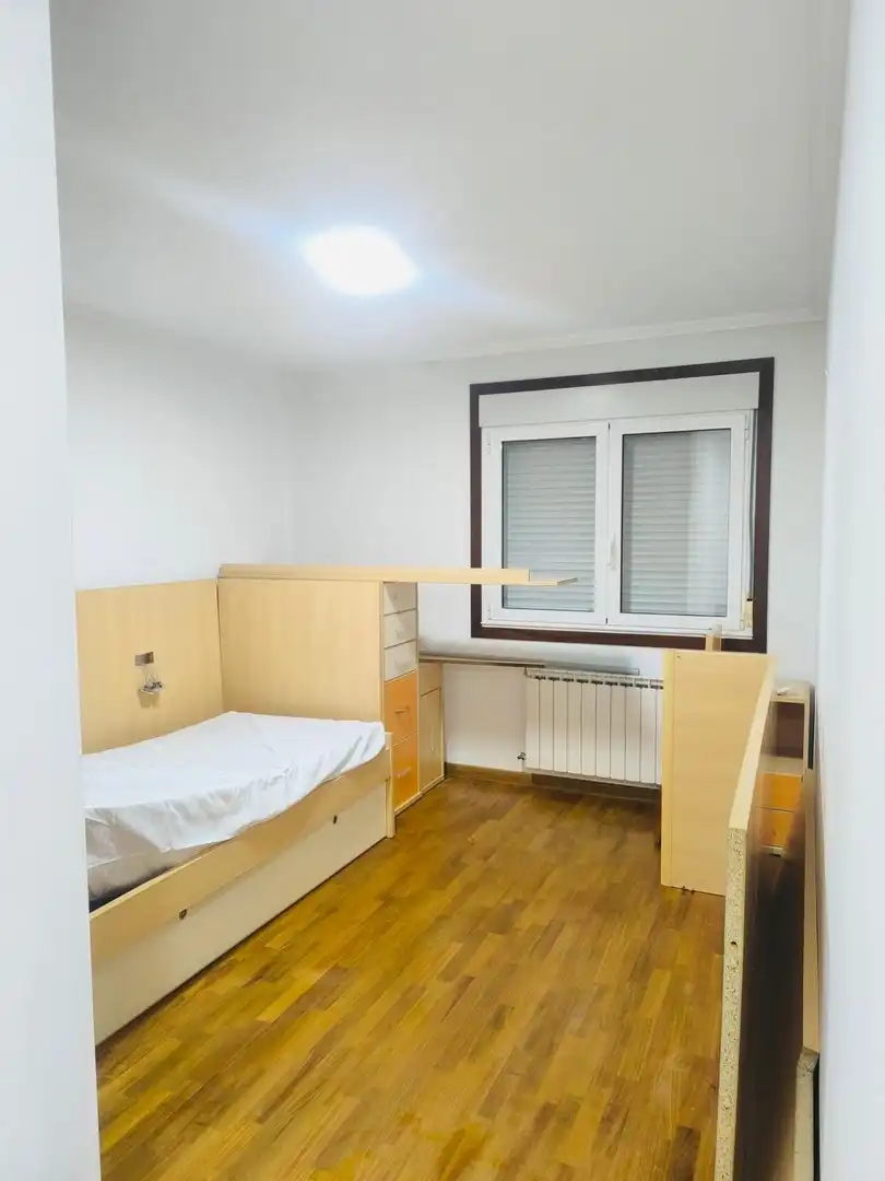 Dormitori de Apartament en venda en Pontevedra Capital  amb Terrassa i Traster