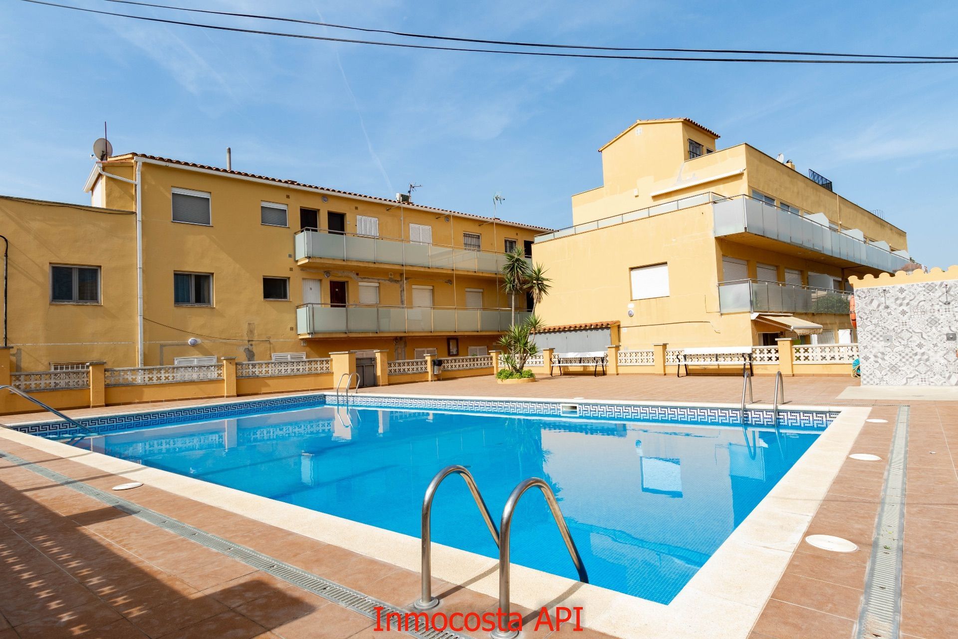 Piscina de Apartament en venda en L'Estartit amb Aire condicionat, Calefacció i Terrassa