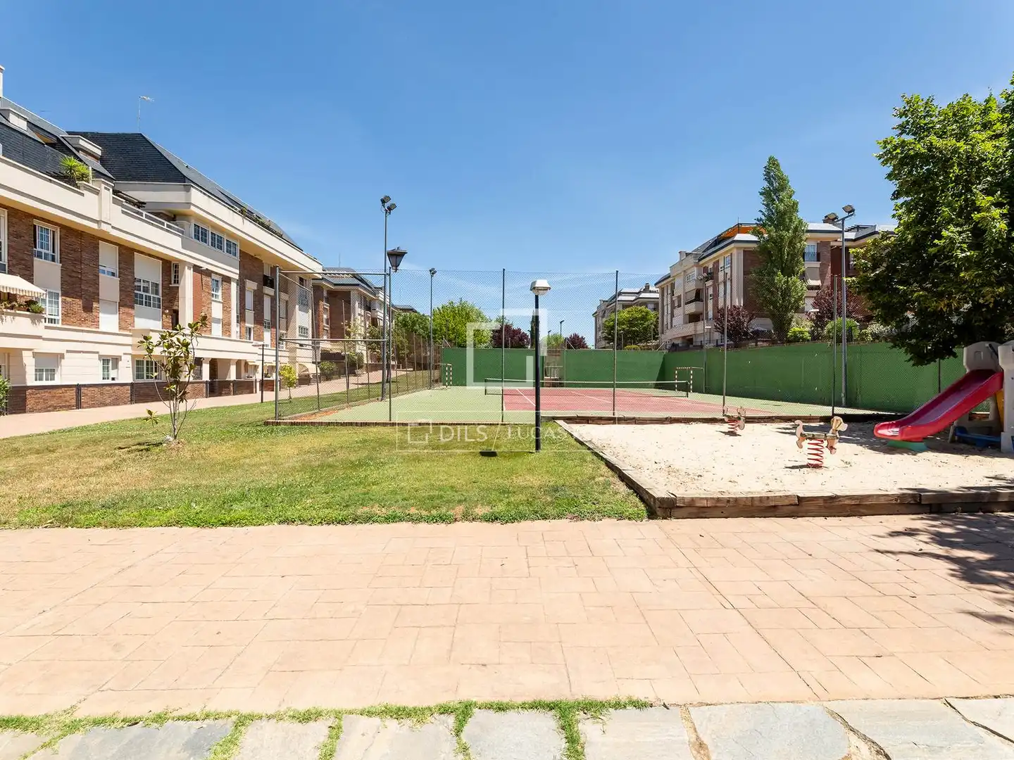 Exterior view of Attic for sale in Majadahonda  with Terrace, Storage room and Swimming Pool