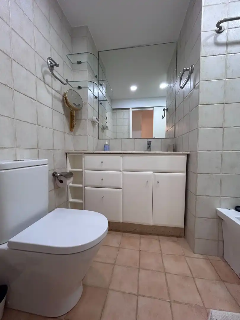 Baño de Dúplex de alquiler en Sitges con Aire acondicionado, Terraza y Amueblado