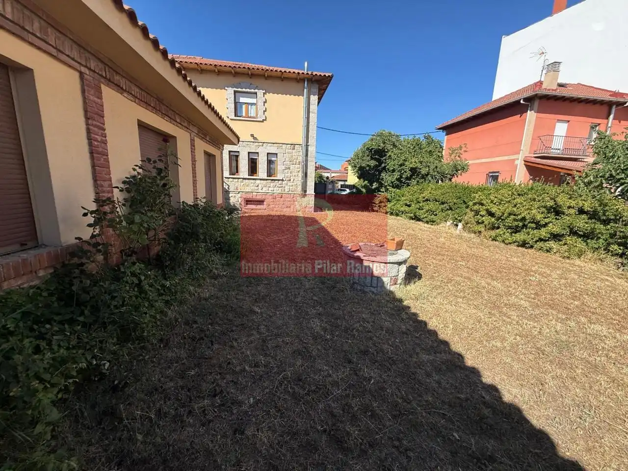 Vista exterior de Casa o xalet en venda en León Capital  amb Calefacció, Jardí privat i Traster