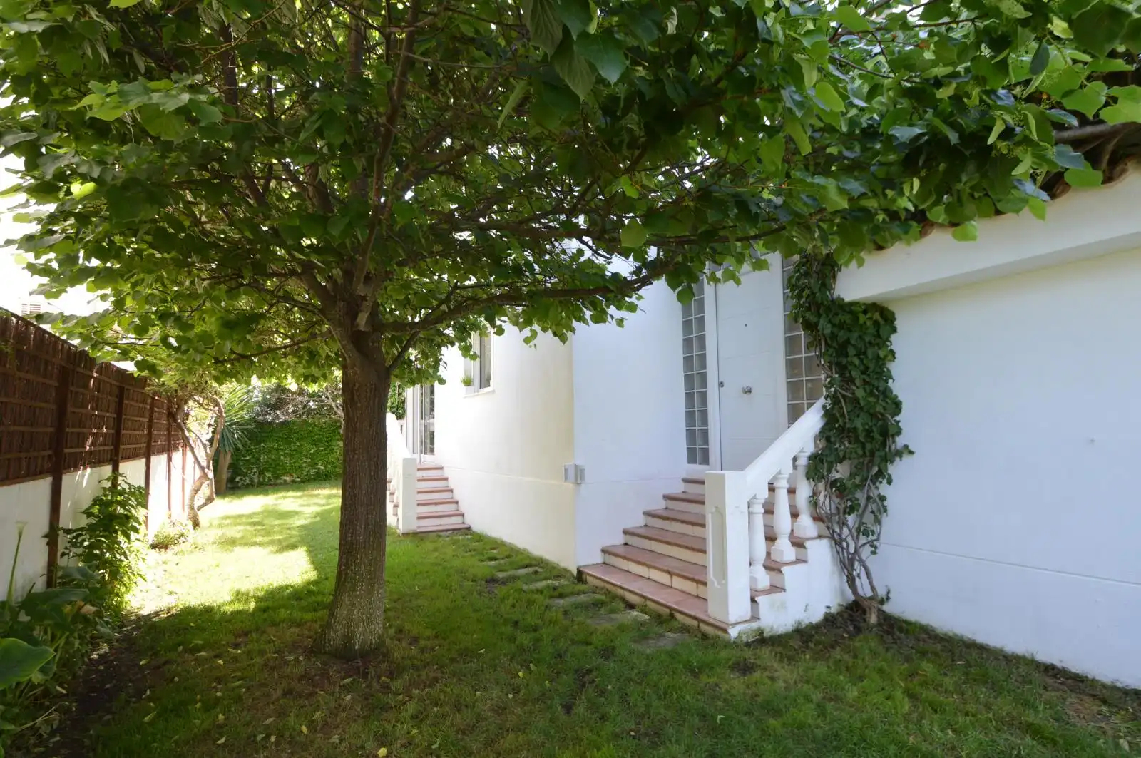Außenansicht von Haus oder Chalet zum Verkauf in Vinaròs mit Klimaanlage, Heizung und Privatgarten