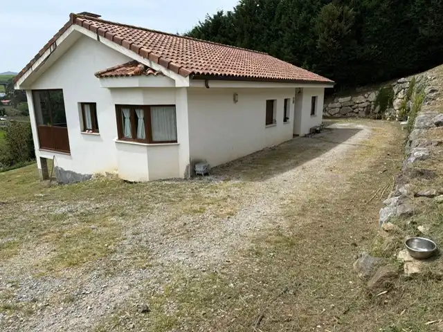 Vista exterior de Casa o xalet en venda en Avilés amb Jardí privat, Terrassa i Moblat
