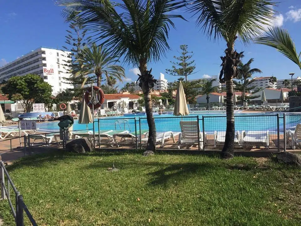 Piscina de Casa adosada de lloguer en San Bartolomé de Tirajana amb Terrassa, Moblat i Piscina comunitària