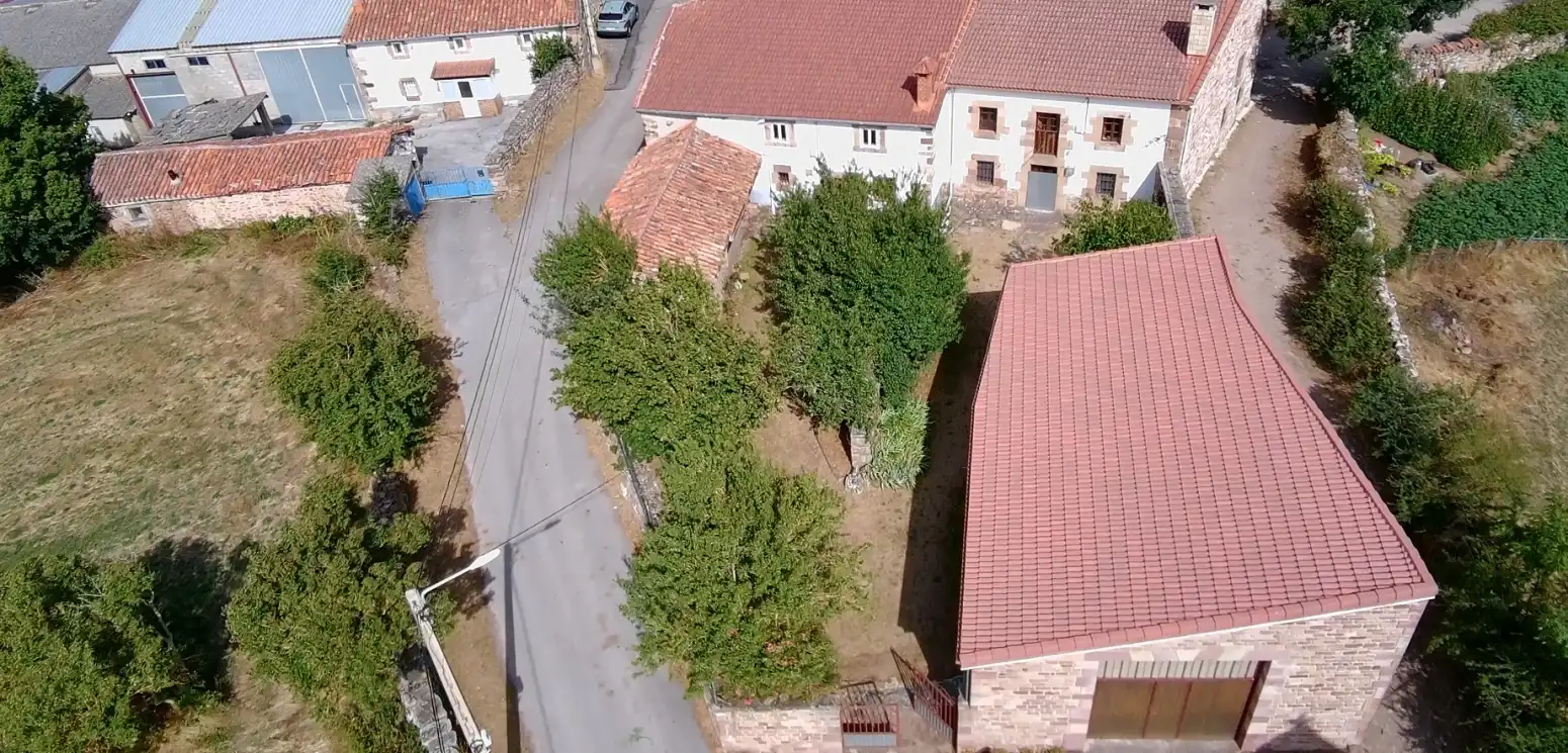 Casa adosada en venda en Valdeolea amb Jardí privat