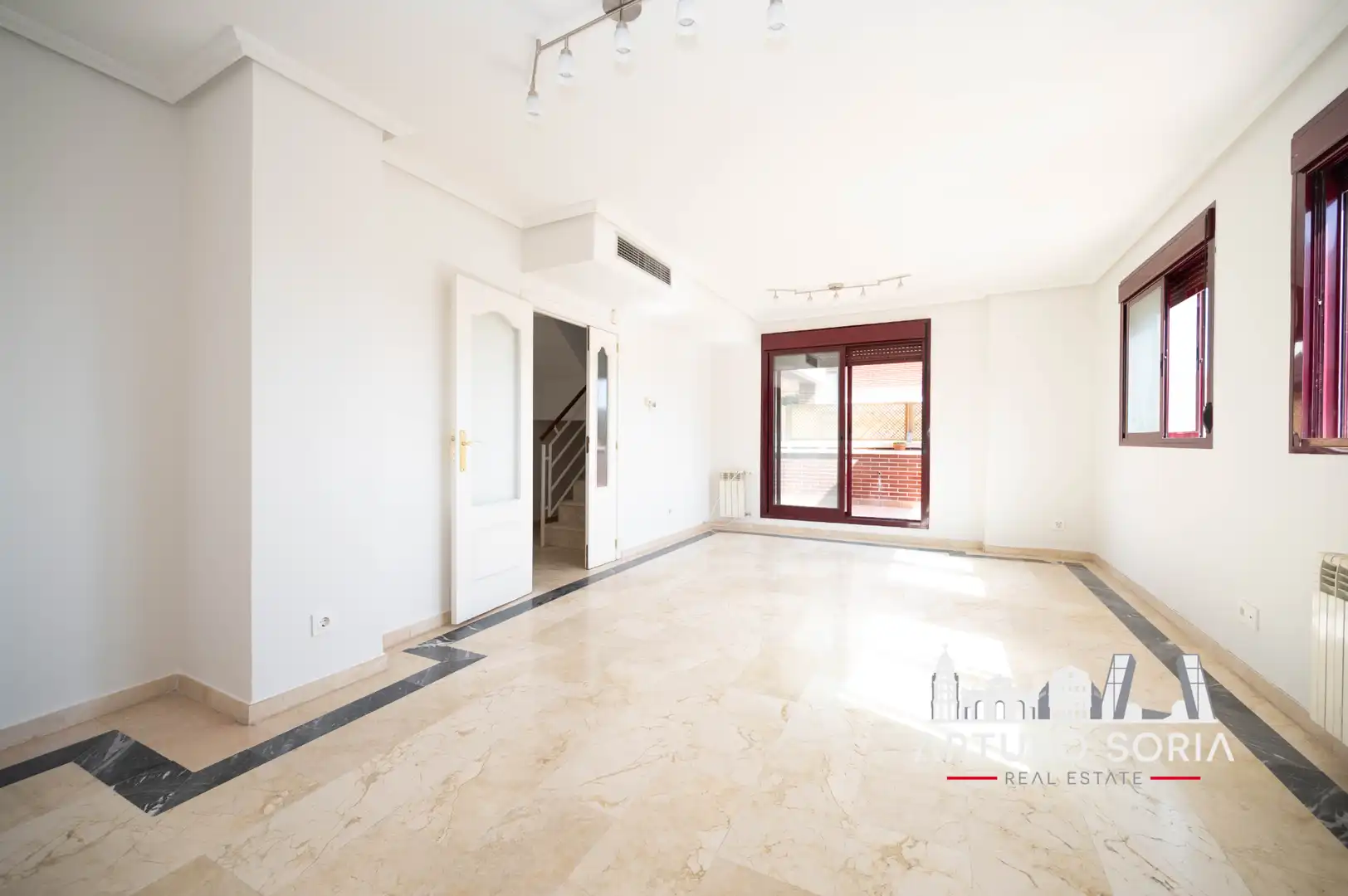 Sala d'estar de Àtic de lloguer en La Moraleja amb Terrassa i Piscina comunitària
