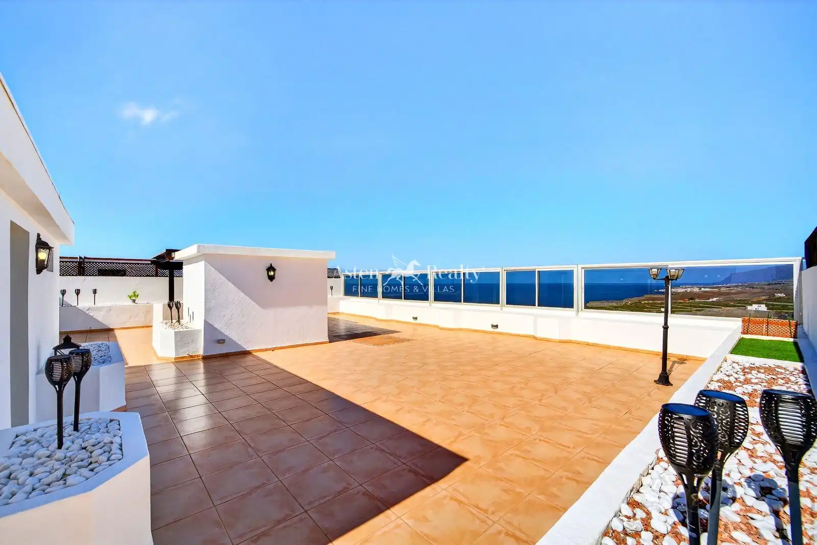 Vista exterior de Àtic en venda en Adeje amb Aire condicionat, Terrassa i Piscina
