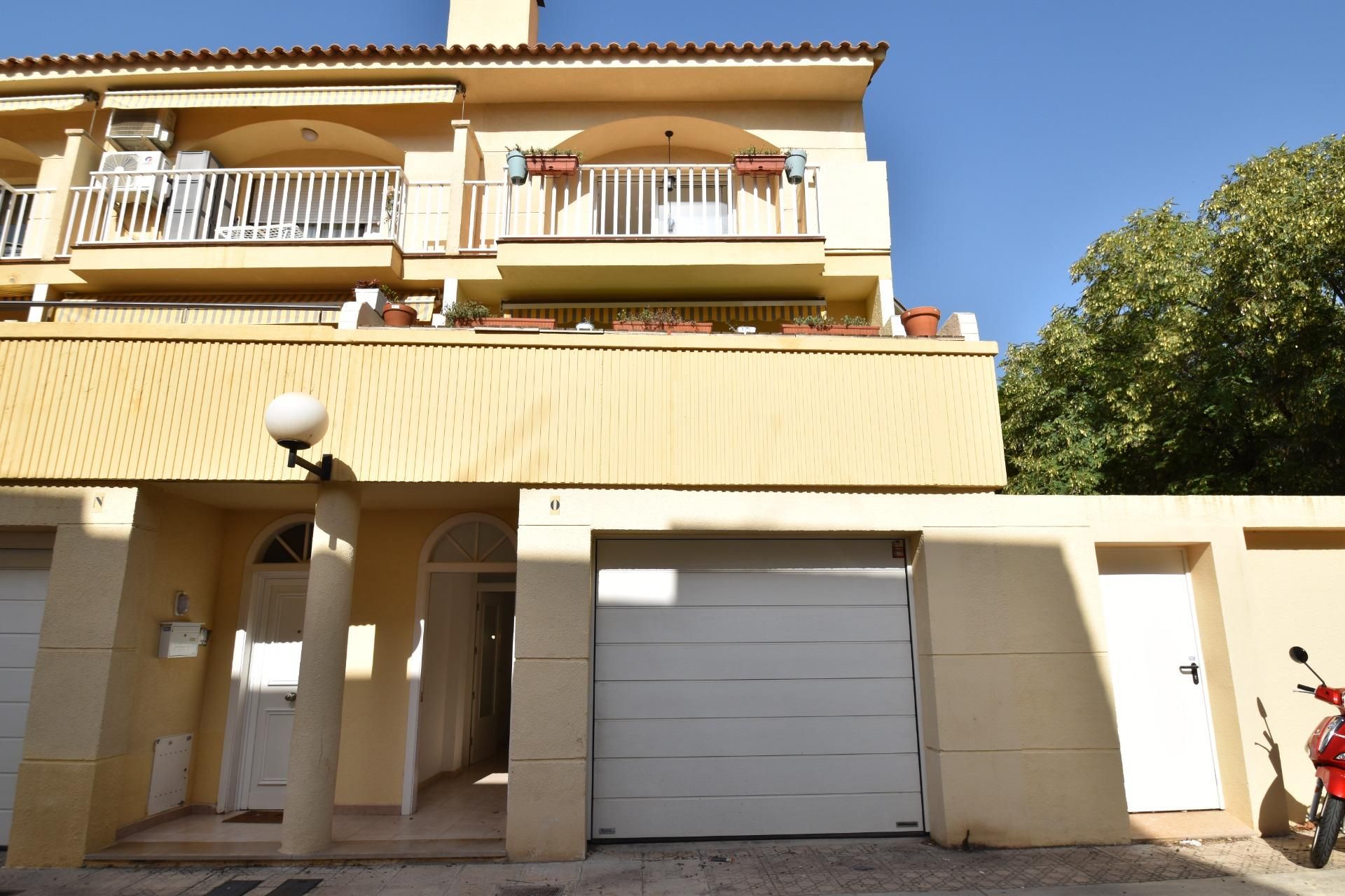 Vista exterior de Casa o xalet de lloguer en Vilanova i la Geltrú amb Calefacció, Parquet i Terrassa