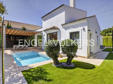 Casa con jardín en venta en El Zaudín - Club de Golf