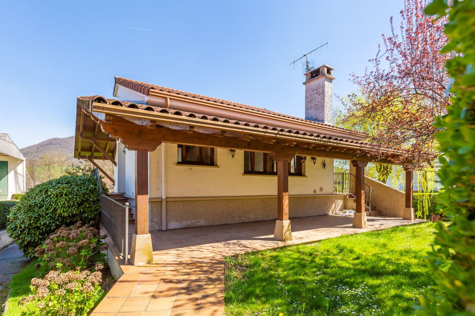 Vista exterior de Casa o xalet en venda en Ultzama amb Calefacció, Jardí privat i Parquet