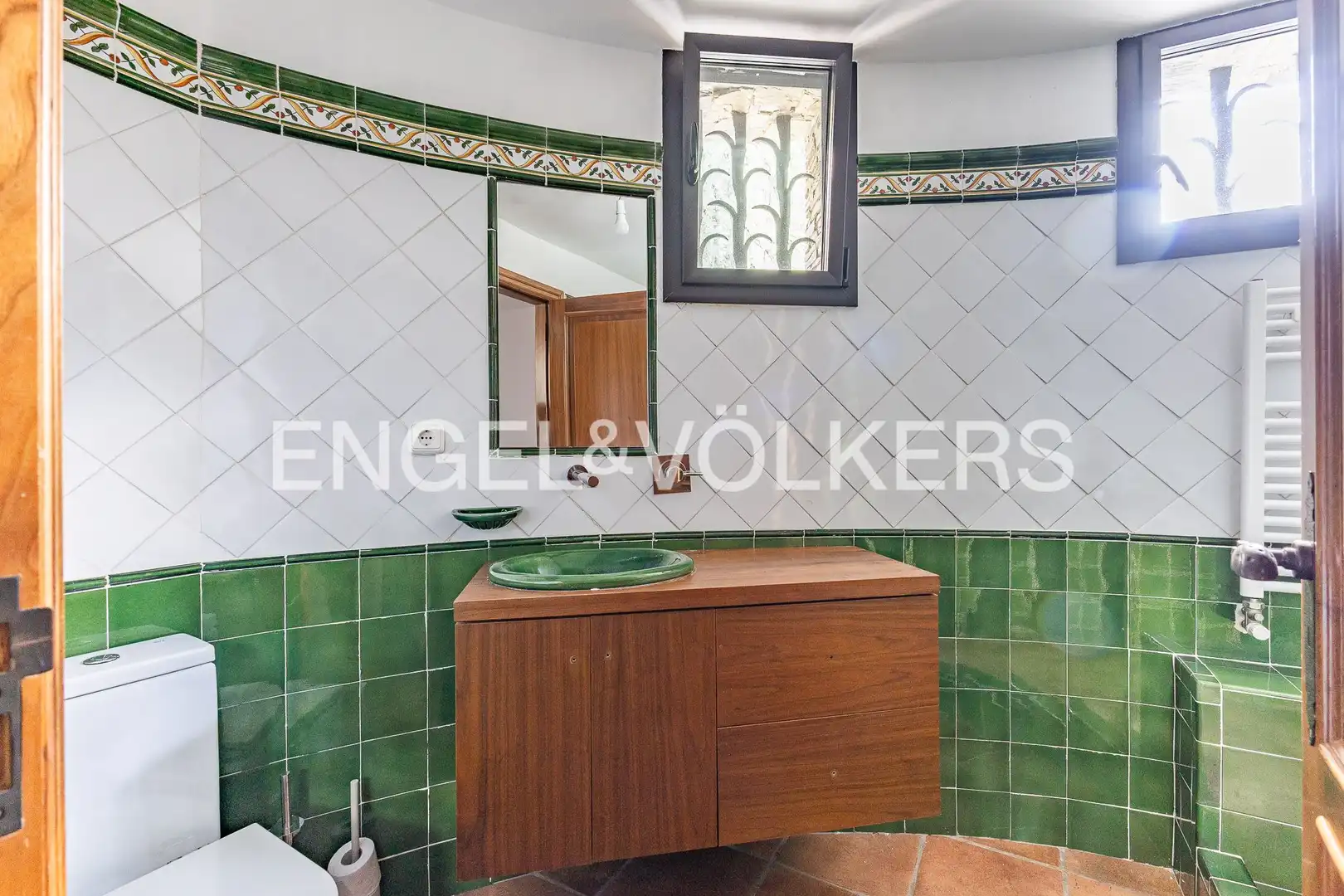 Bathroom of Houses for sale in Barcelona  with Heating, Private garden and Parquet flooring