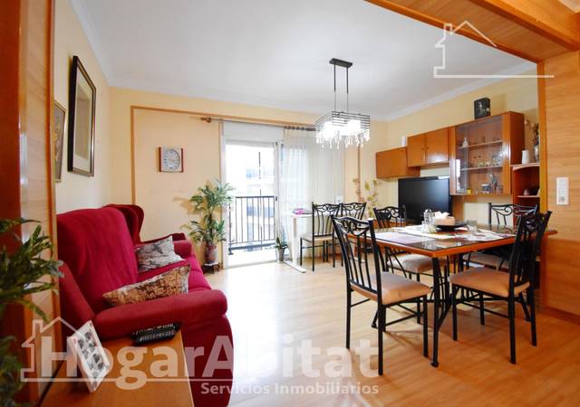 Piso en Venta en Calle Alejandro Cardona en Oliva pueblo