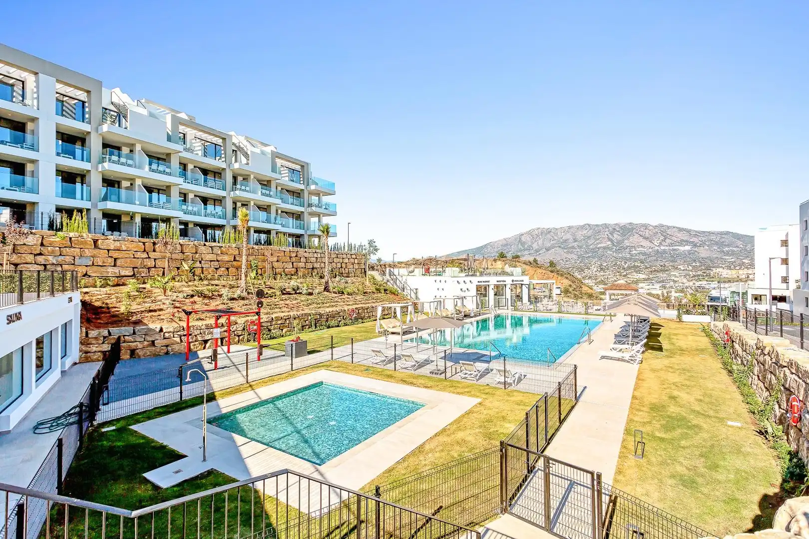 Piscina de Apartament en venda en Mijas amb Aire condicionat, Calefacció i Jardí privat