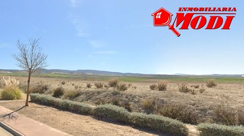 El terreno de 10.000m2, ubicado frente industria Espadafor en el término municipal de Escúzar, en una zona de fácil acceso y buena