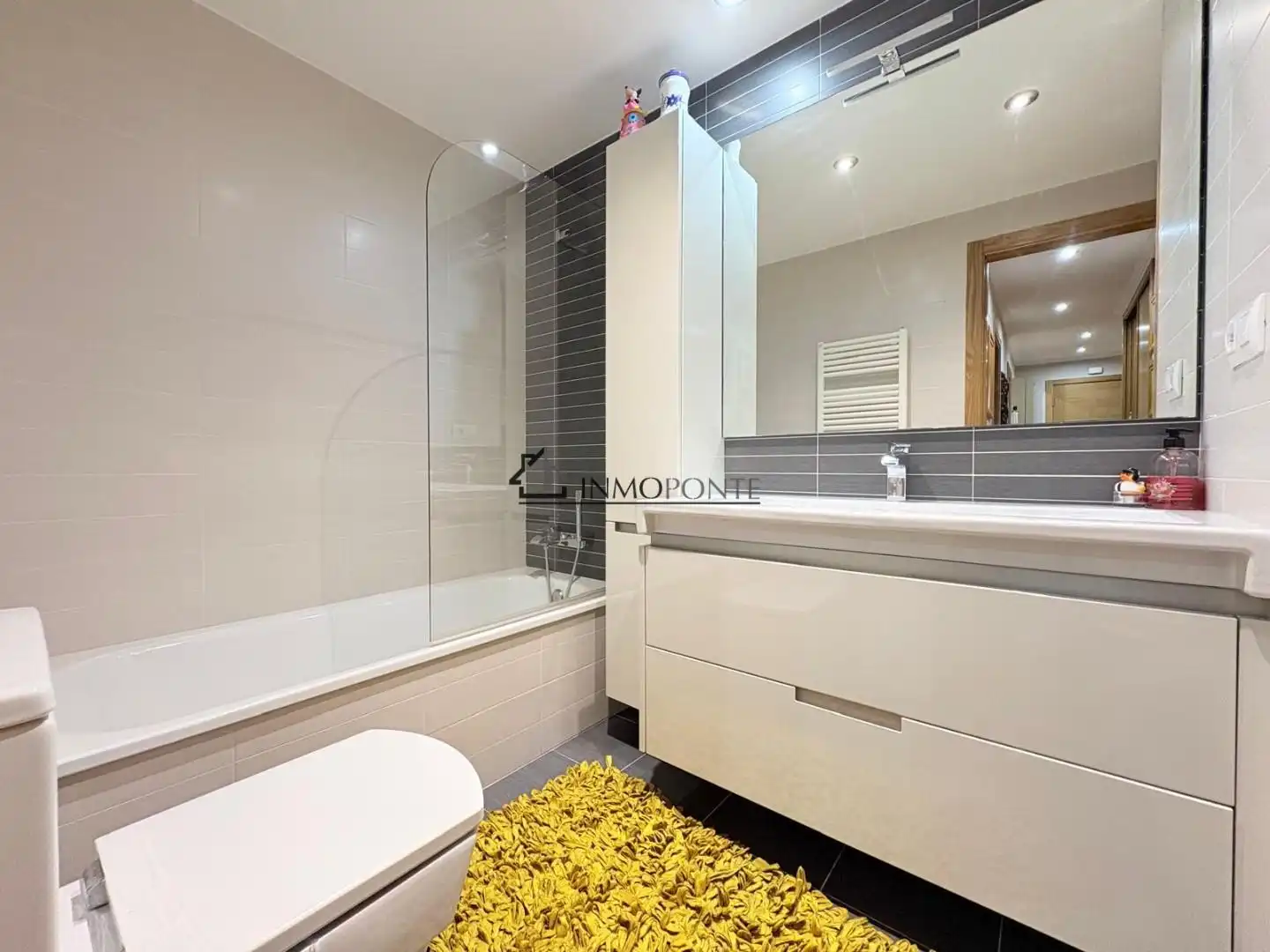 Bathroom of Flat for sale in Pontevedra Capital   with Heating, Storage room and Swimming Pool