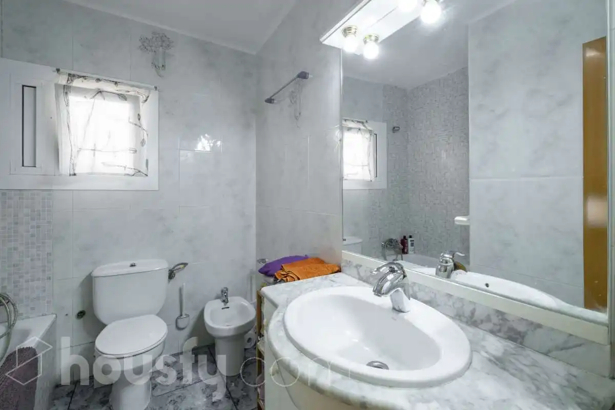 Bathroom of Attic for sale in L'Hospitalet de Llobregat  with Air Conditioner and Terrace
